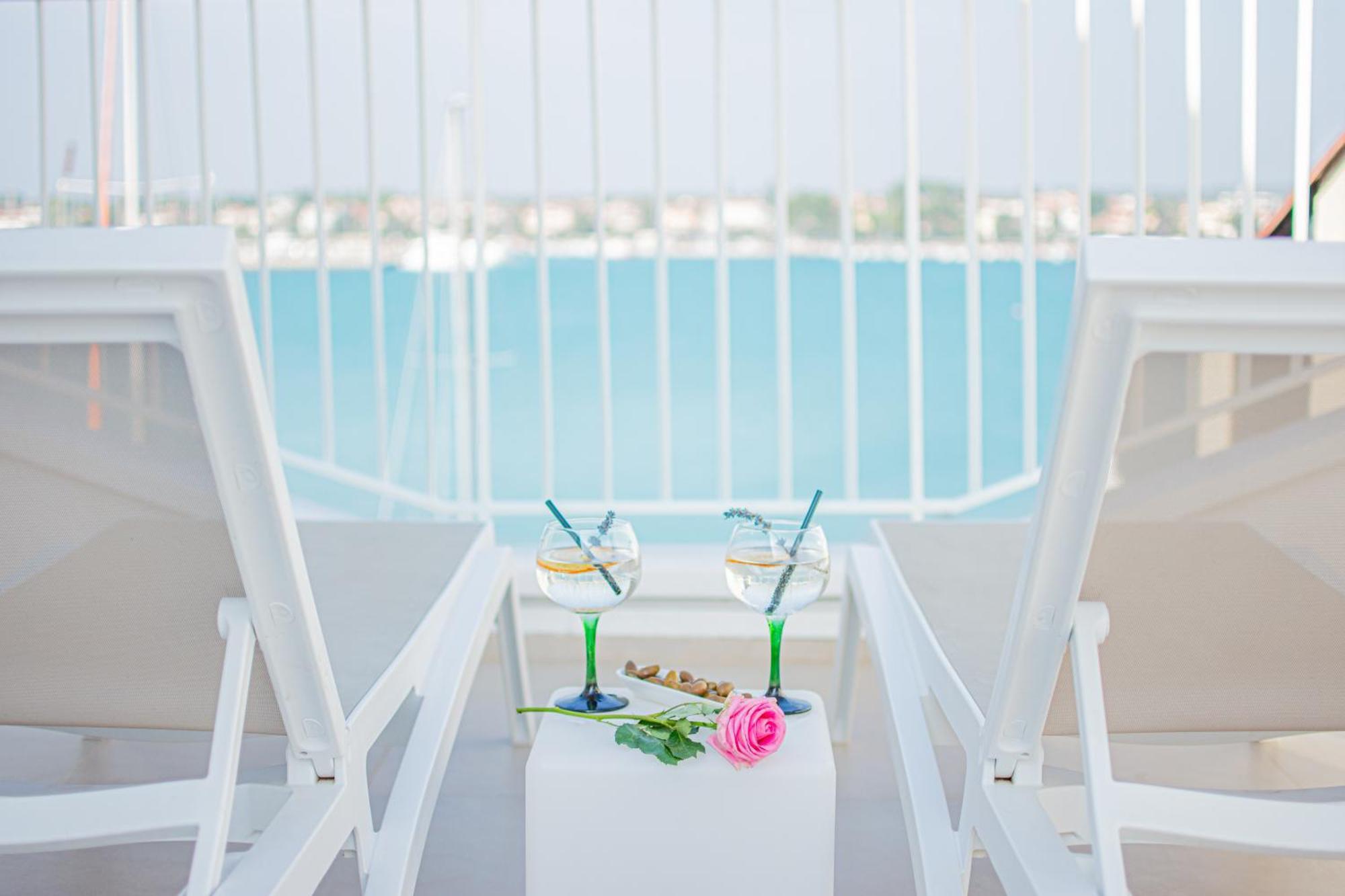 Umag Seafront Seaview Center Apartments Old Town 1,2,3,4 By Rentistra Dış mekan fotoğraf